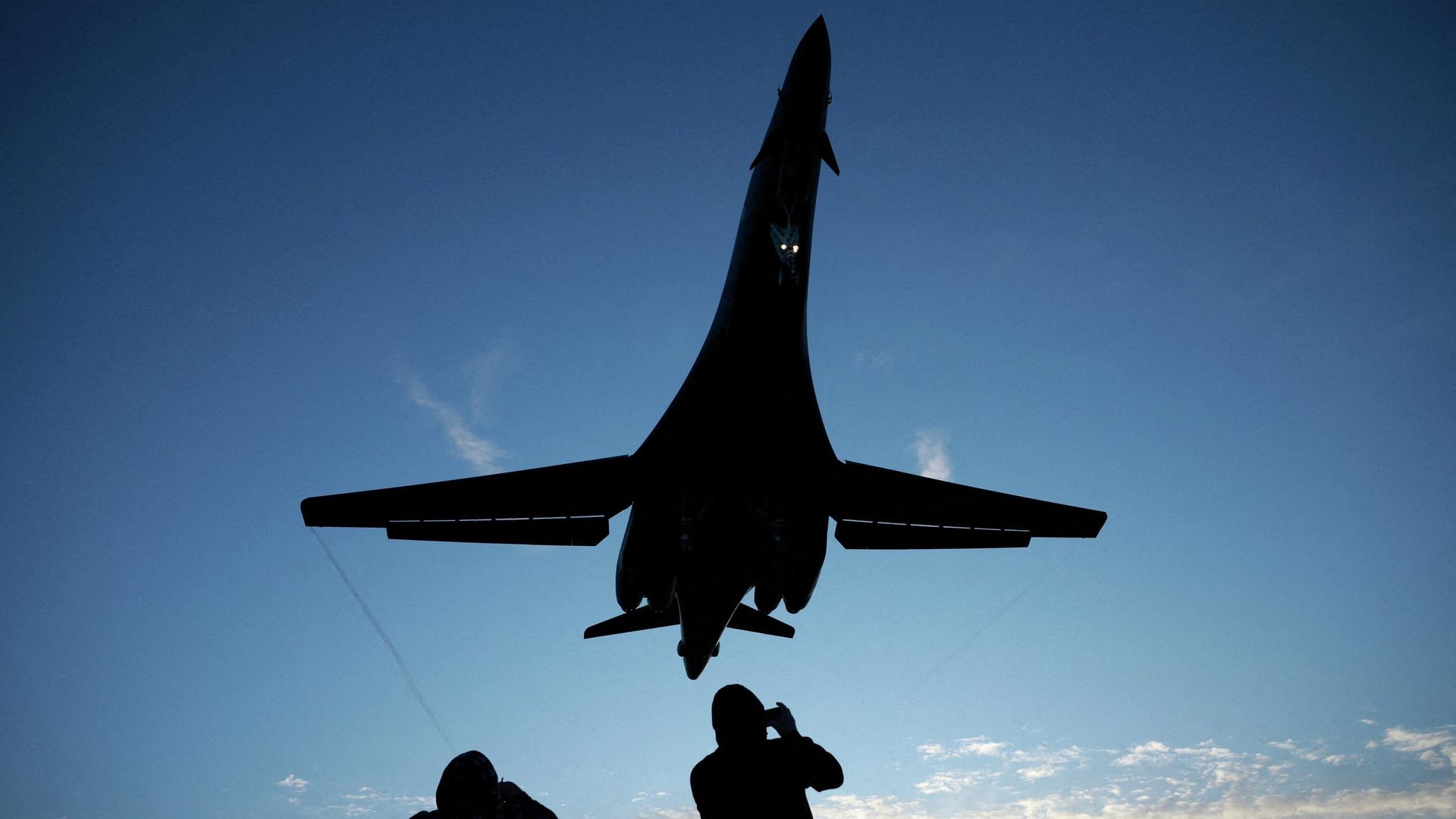 Бомбардировщик B-1B ВВС США совершает посадку на авиабазе Королевских ВВС Фэрфорд Бомбардировщик B-1B ВВС США совершает посадку на авиабазе Королевских ВВС Фэрфорд - РИА Новости, 1920, 22.03.2026