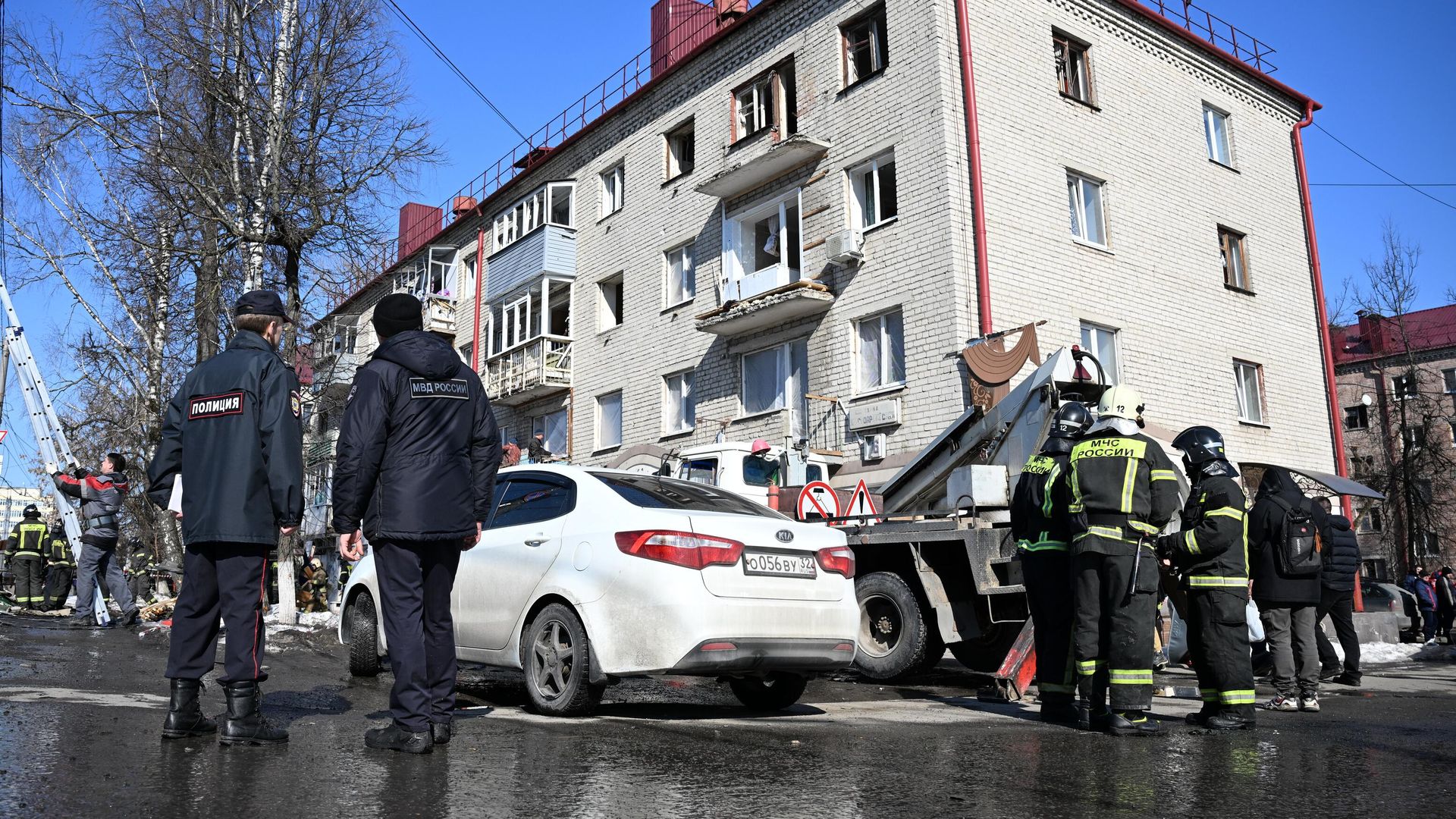 Сотрудники полиции и МЧС России у здания, поврежденного в результате ракетного удара ВСУ по Брянску Сотрудники полиции и МЧС России у здания, поврежденного в результате ракетного удара ВСУ по Брянску - РИА Новости, 1920, 11.03.2026