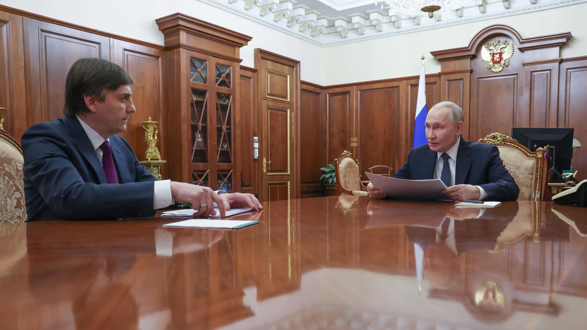 Президент РФ Владимир Путин и министр просвещения РФ Сергей Кравцов во время встречи - РИА Новости, 1920, 11.03.2026
