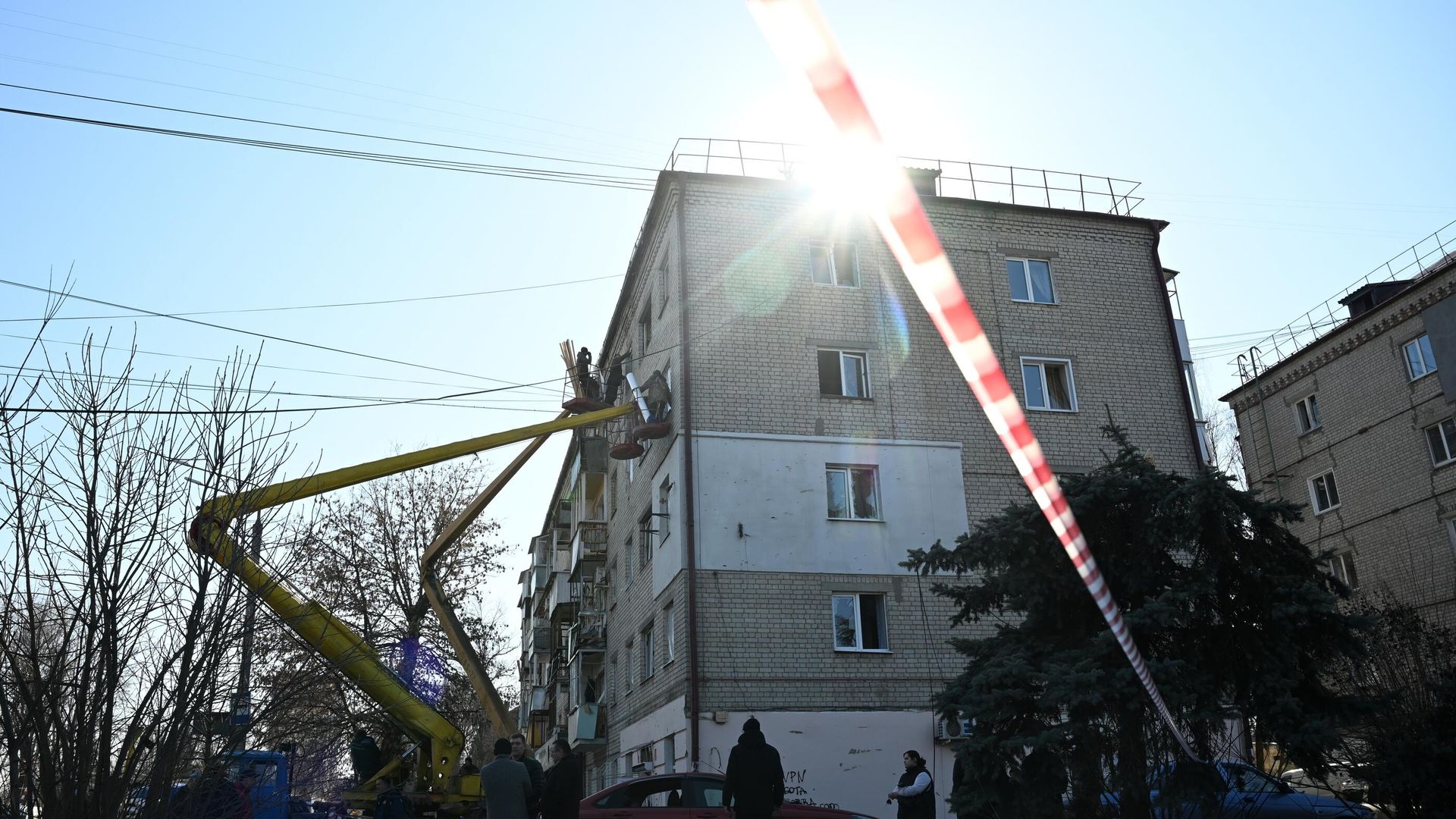 Сотрудники коммунальных служб ликвидируют последствия ракетного удара ВСУ по Брянску - РИА Новости, 1920, 13.03.2026