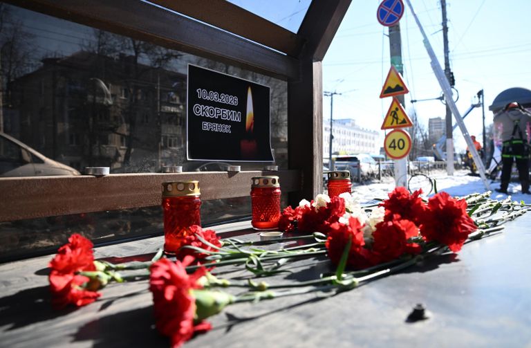 Стихийный мемориал жертвам ракетного удара ВСУ по Брянску Стихийный мемориал жертвам ракетного удара ВСУ по Брянску