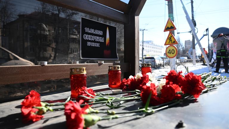 Стихийный мемориал жертвам ракетного удара ВСУ по Брянску Стихийный мемориал жертвам ракетного удара ВСУ по Брянску