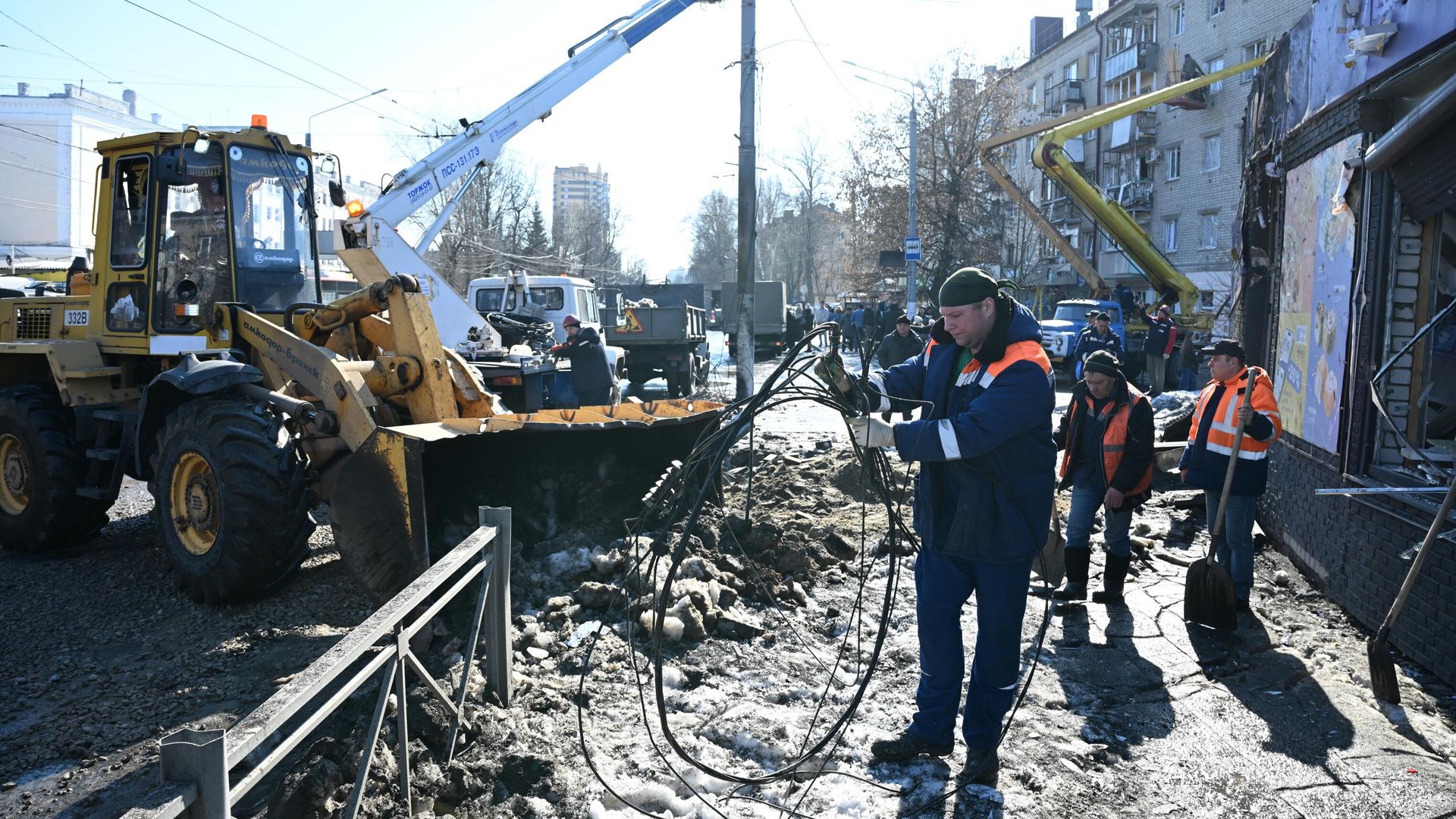 Сотрудники коммунальных служб ликвидируют последствия ракетного удара ВСУ по Брянску Сотрудники коммунальных служб ликвидируют последствия ракетного удара ВСУ по Брянску - РИА Новости, 1920, 11.03.2026