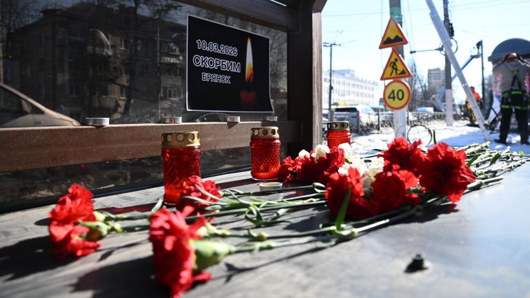 Стихийный мемориал жертвам ракетного удара ВСУ по Брянску