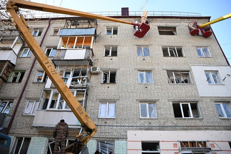 Сотрудники коммунальных служб ликвидируют последствия ракетного удара ВСУ по Брянску Сотрудники коммунальных служб ликвидируют последствия ракетного удара ВСУ по Брянску