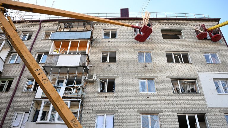 Сотрудники коммунальных служб ликвидируют последствия ракетного удара ВСУ по Брянску Сотрудники коммунальных служб ликвидируют последствия ракетного удара ВСУ по Брянску
