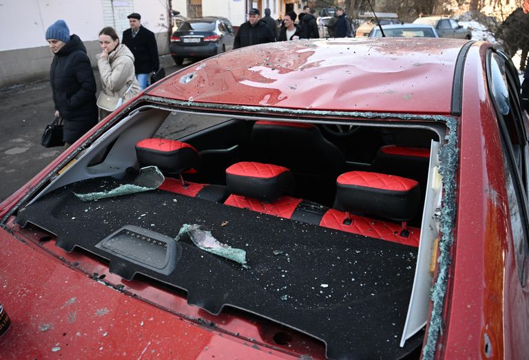 Автомобиль, поврежденный в результате ракетного удара ВСУ по Брянску Автомобиль, поврежденный в результате ракетного удара ВСУ по Брянску