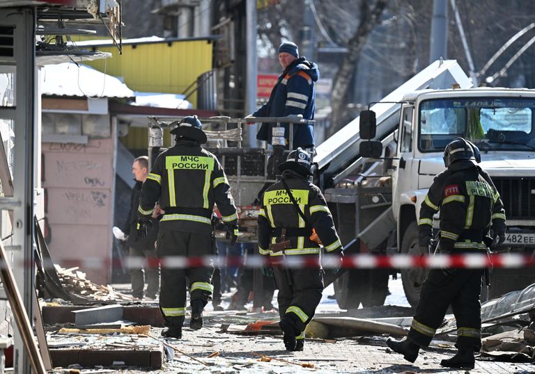 Сотрудники МЧС РФ и коммунальных служб ликвидируют последствия ракетного удара ВСУ по Брянску Сотрудники МЧС РФ и коммунальных служб ликвидируют последствия ракетного удара ВСУ по Брянску