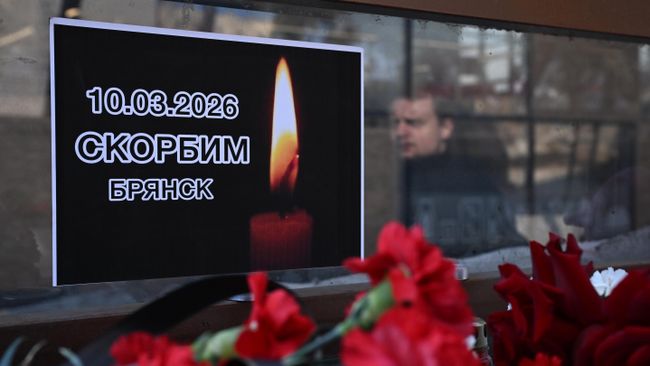 Стихийный мемориал жертвам ракетного удара ВСУ по Брянску