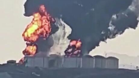 Пожар на месте удара по топливным резервуарам в порту Салала в Омане - РИА Новости, 1920, 11.03.2026