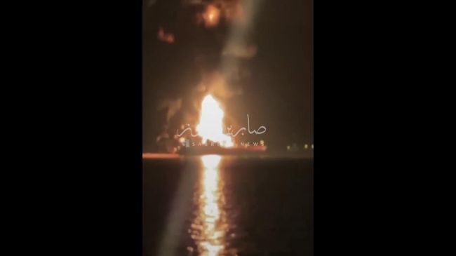 Сильный взрыв прогремел на нефтяном танкере вблизи порта Басра на юге Ирака