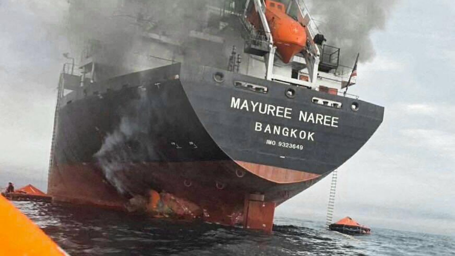 Грузовое судно Mayuree Naree под флагом Таиланда горит в Ормузском проливе Грузовое судно Mayuree Naree под флагом Таиланда горит в Ормузском проливе - РИА Новости, 1920, 12.03.2026