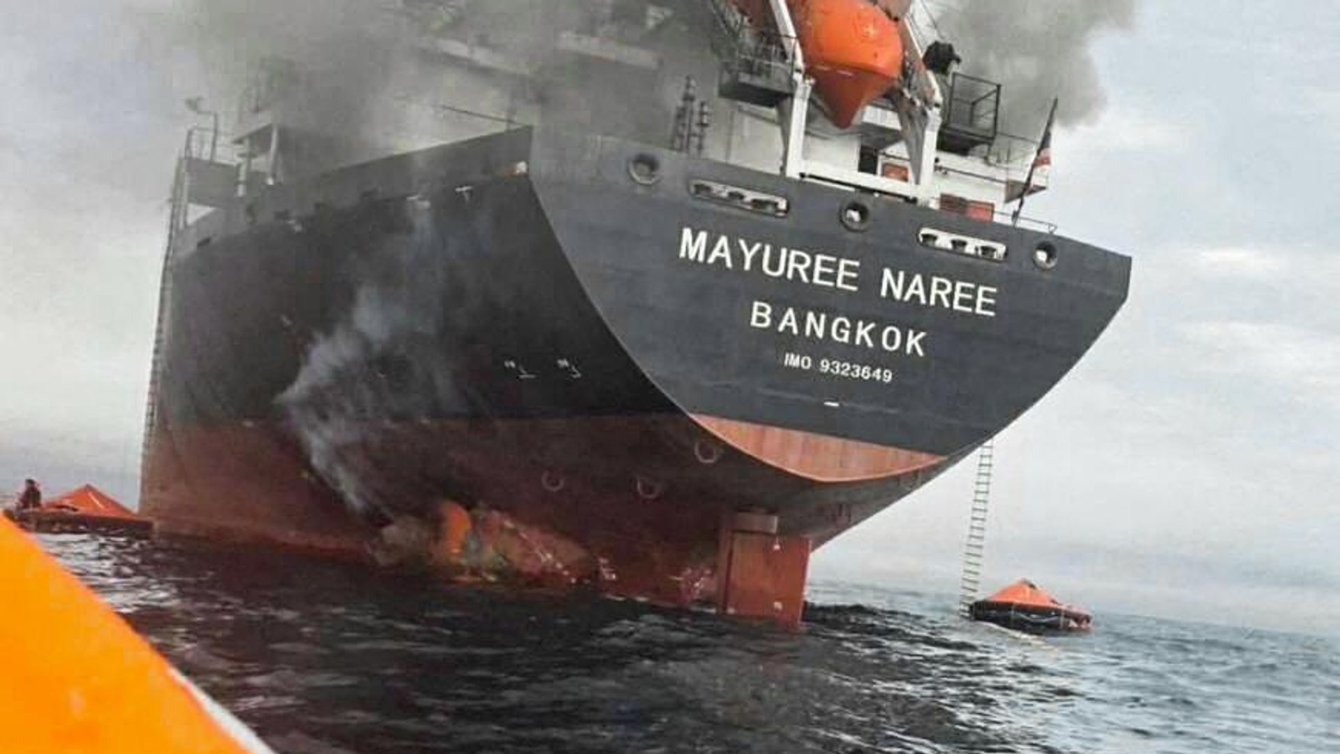 Грузовое судно Mayuree Naree под флагом Таиланда горит в Ормузском проливе Грузовое судно Mayuree Naree под флагом Таиланда горит в Ормузском проливе - РИА Новости, 1920, 12.03.2026