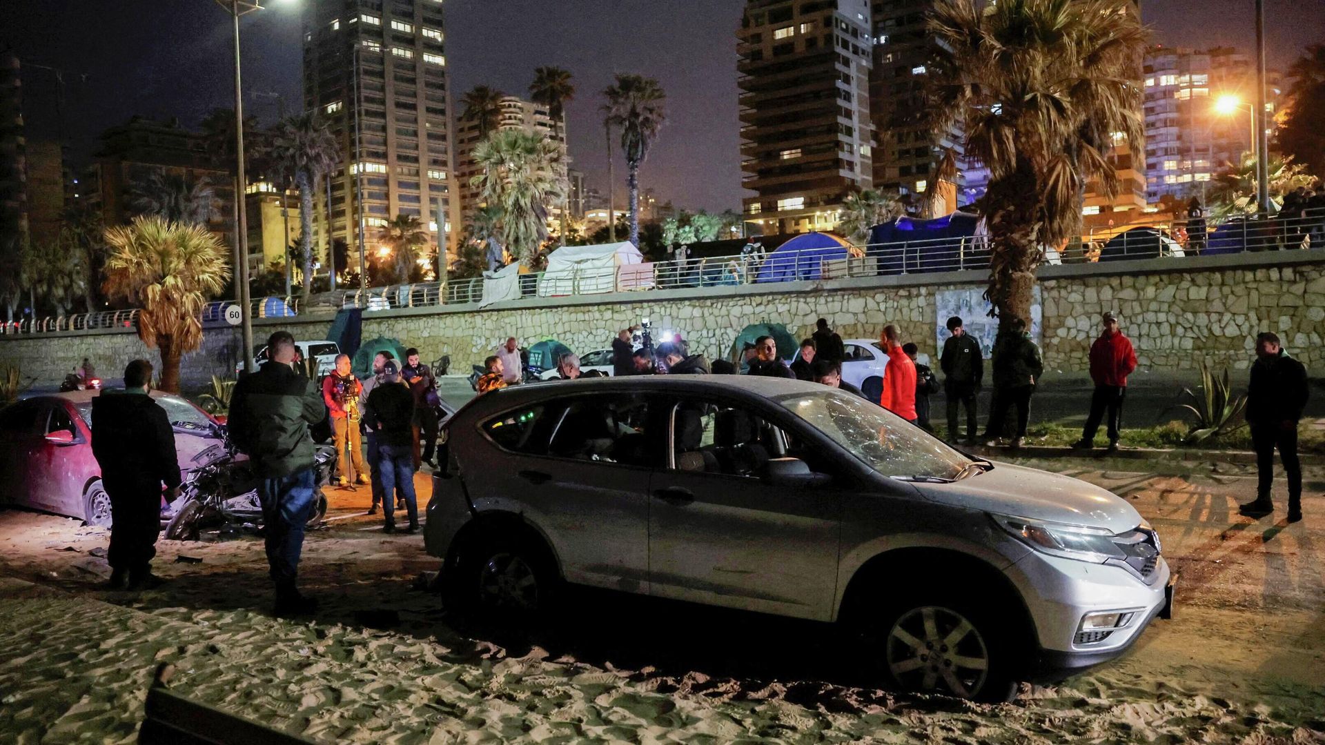 На месте удара по пляжу в Бейруте. 12 марта 2026 На месте удара по пляжу в Бейруте. 12 марта 2026 - РИА Новости, 1920, 12.03.2026
