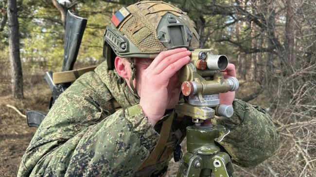 Номер расчета БМ-21 Град выставляет артиллерийскую буссоль