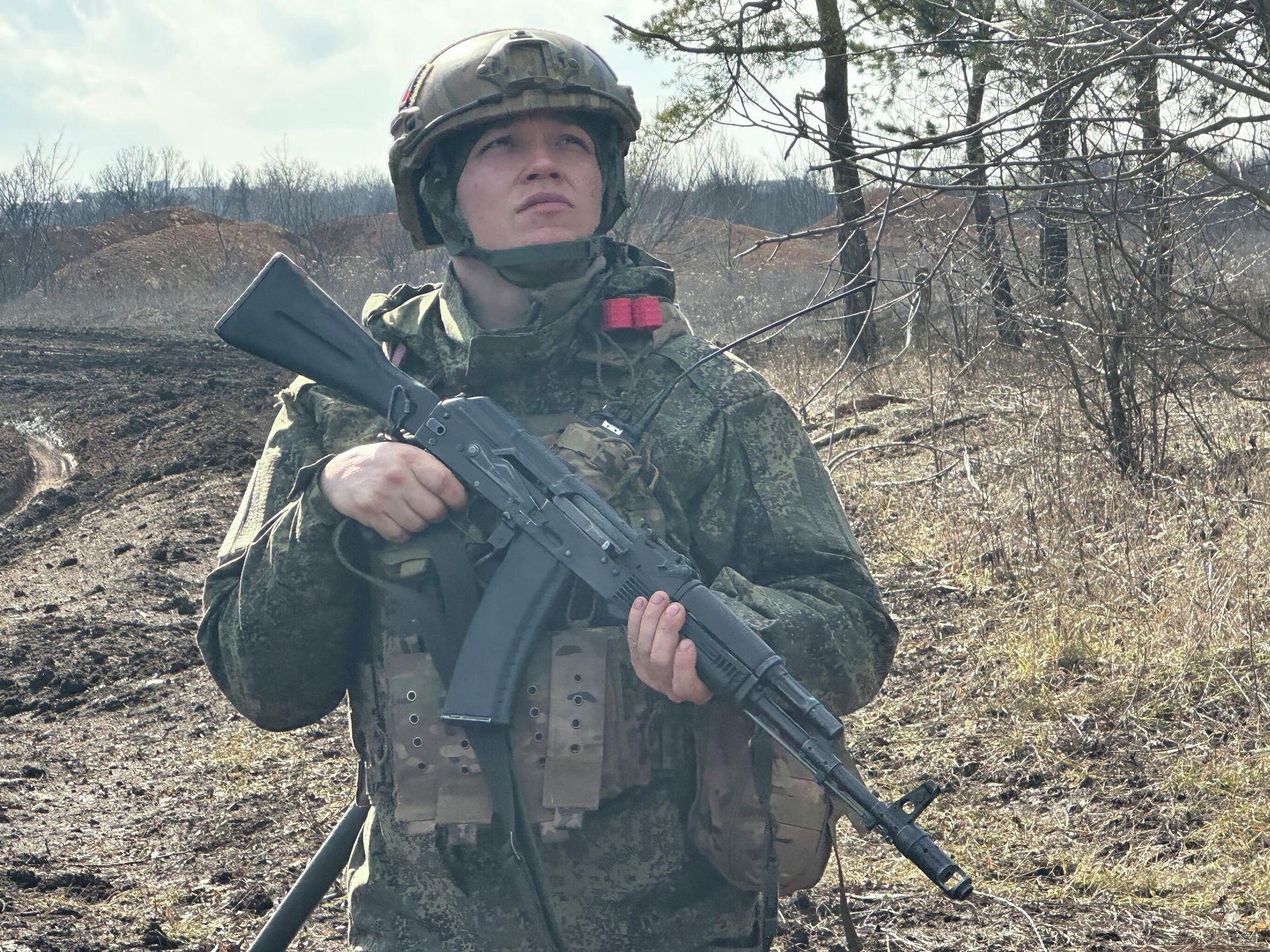 Боец прикрывает расчет БМ-21 Град от налета дронов