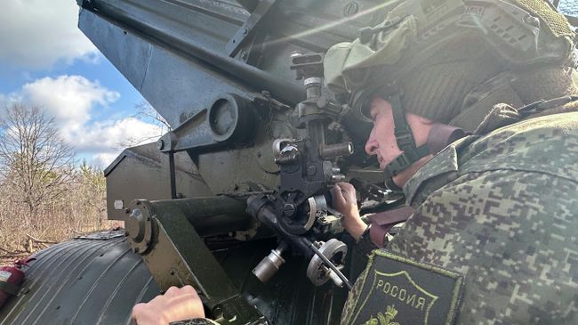 Боец расчета наводит БМ-21 Град на цель