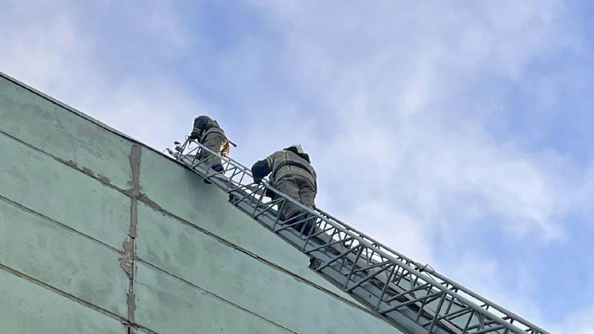 Ликвидация пожара на Каменском стеклотарном заводе в Ростовской области Ликвидация пожара на Каменском стеклотарном заводе в Ростовской области - РИА Новости, 1920, 12.03.2026