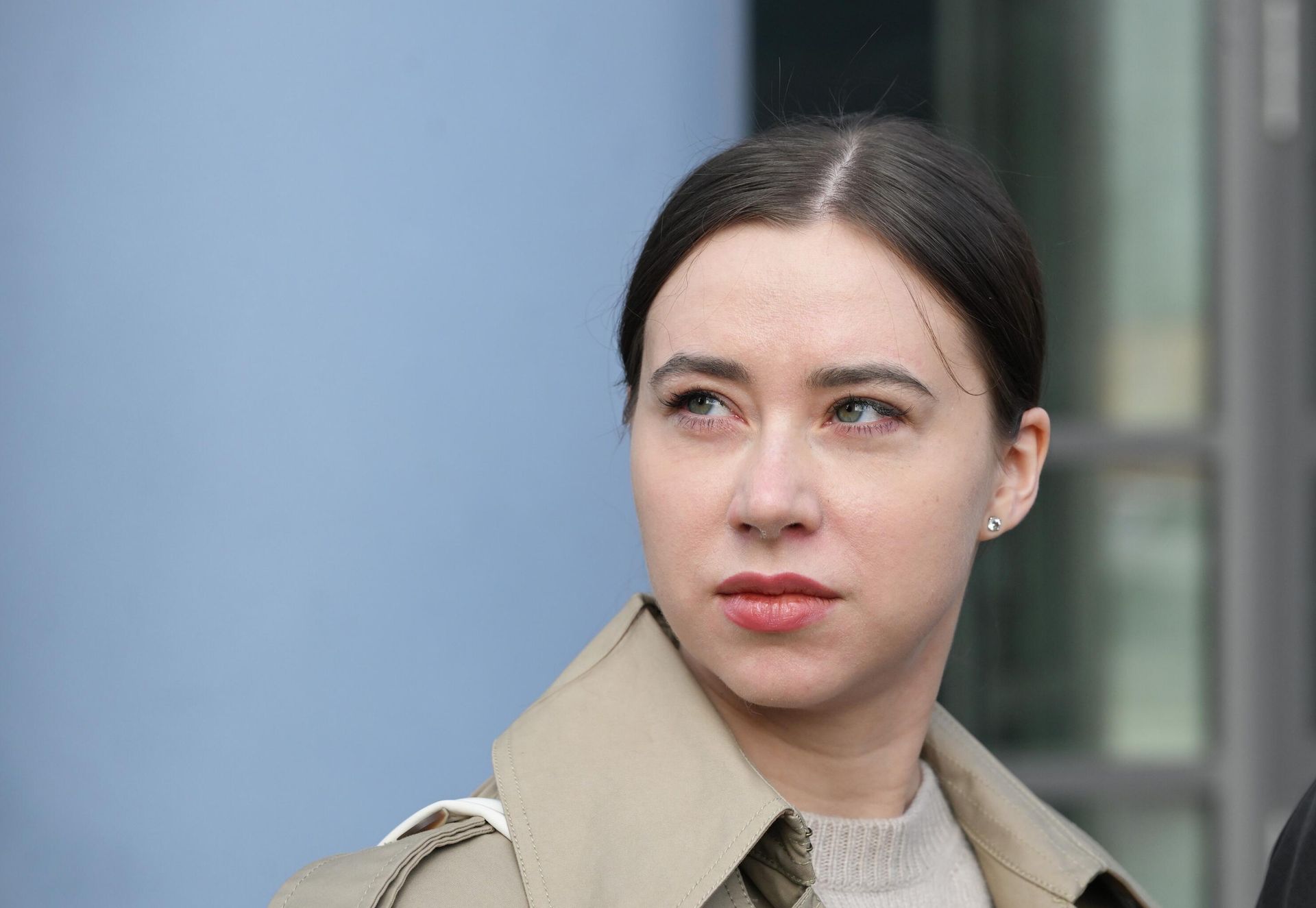 Блогер Александра Митрошина перед началом судебного заседания у здания Тверского суда Москвы Блогер Александра Митрошина перед началом судебного заседания у здания Тверского суда Москвы - РИА Новости, 1920, 18.06.2026