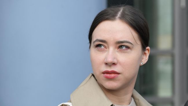 Блогер Александра Митрошина у здания суда Блогер Александра Митрошина у здания суда