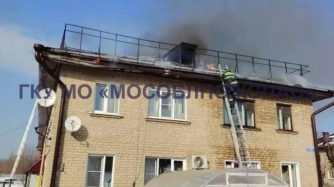 Ликвидация пожара на кровле многоквартирного жилого дома в подмосковном Электрогорске
