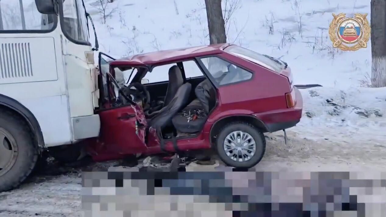 Последствия столкновения маршрутного автобуса и легкового автомобиля в Тулуне Иркутской области Последствия столкновения маршрутного автобуса и легкового автомобиля в Тулуне Иркутской области - РИА Новости, 1920, 12.03.2026