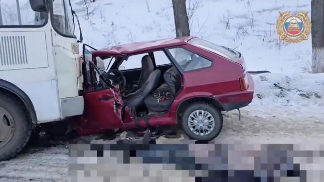 Последствия столкновения маршрутного автобуса и легкового автомобиля в Тулуне Иркутской области