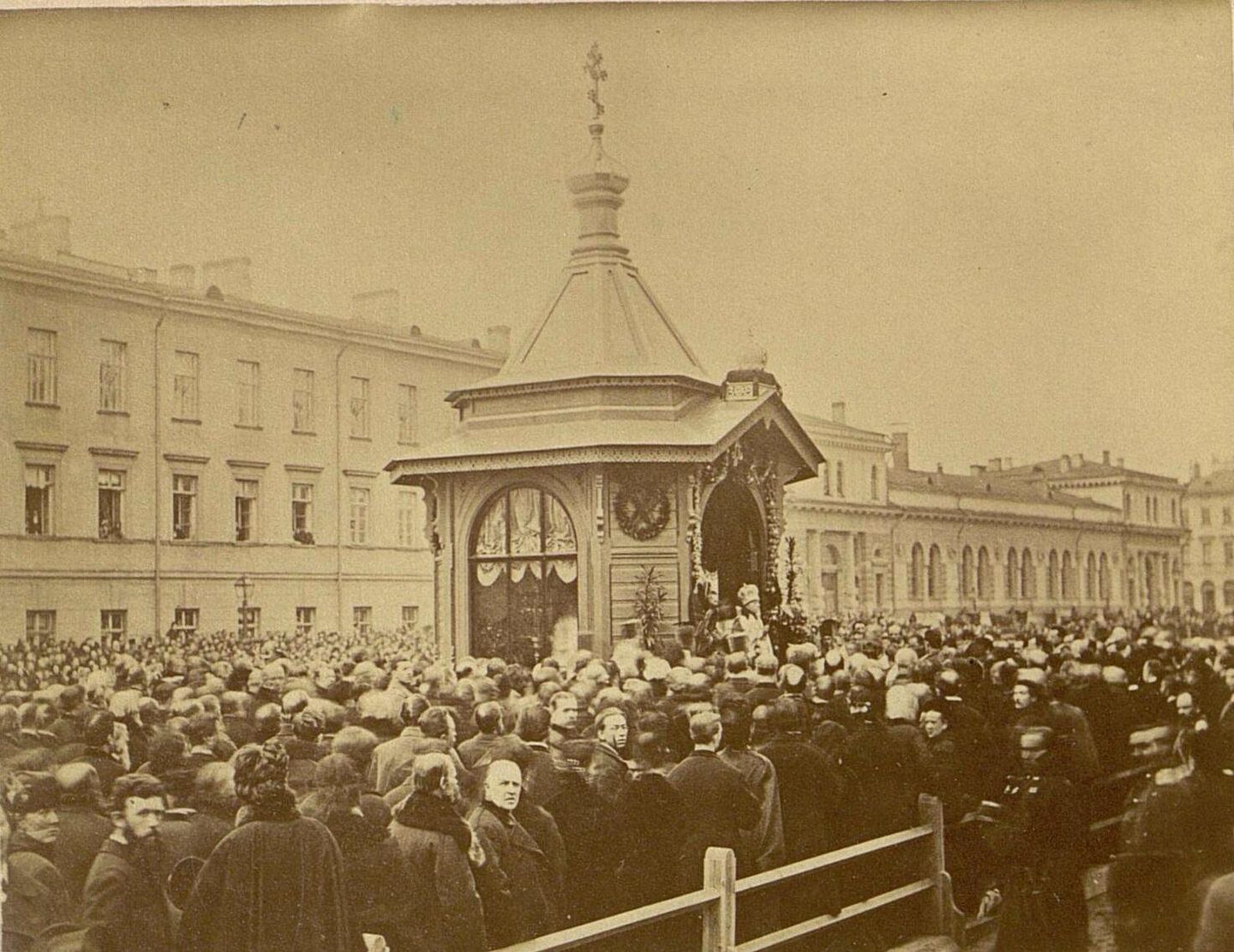 Деревянная часовня на месте гибели Александра II, 1881 год Деревянная часовня на месте гибели Александра II, 1881 год