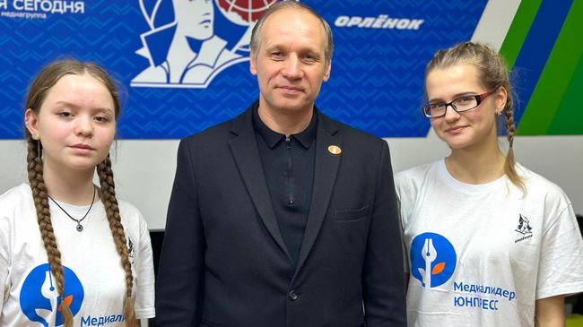 Евгений Бондаренко с участницами Медиалаборатории Полиной Чебурахиной и Анастасией Ковалевой 