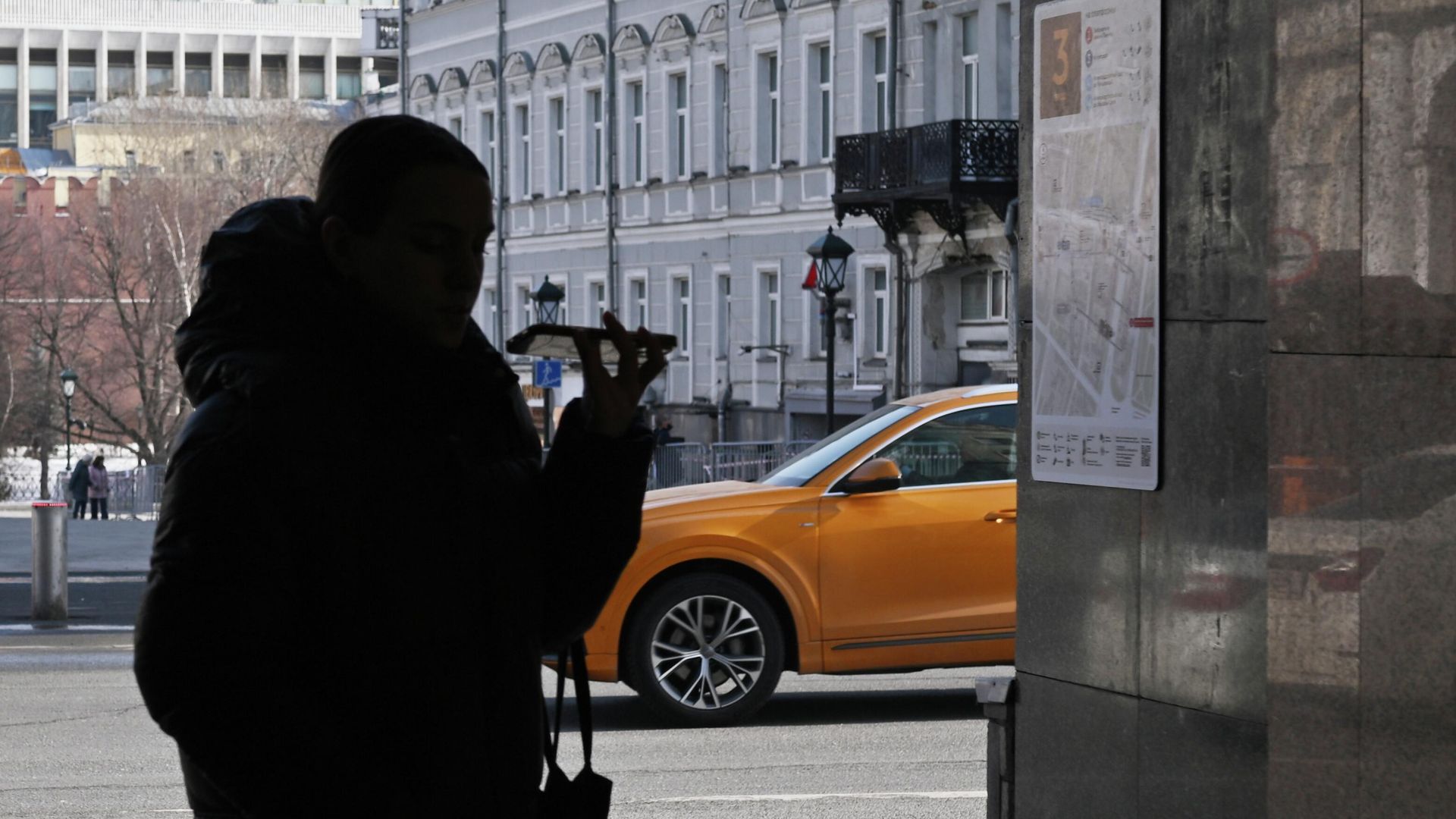 Девушка говорит по телефону на улице в центре Москвы Девушка говорит по телефону на улице в центре Москвы - РИА Новости, 1920, 18.03.2026