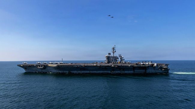 Американский авианосец Авраам Линкольн во время операции Эпическая ярость против Ирана