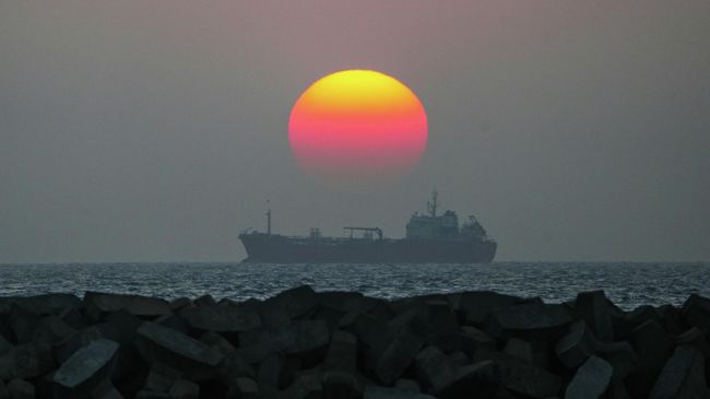 Нефтяной танкер в Коломбо, Шри-Ланка