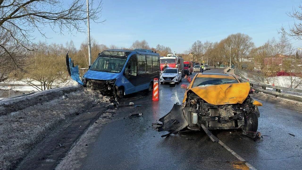 Последствия столкновения маршрутного автобуса и такси в Новой Москве Последствия столкновения маршрутного автобуса и такси в Новой Москве - РИА Новости, 1920, 13.03.2026