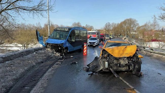 Последствия столкновения маршрутного автобуса и такси в Новой Москве