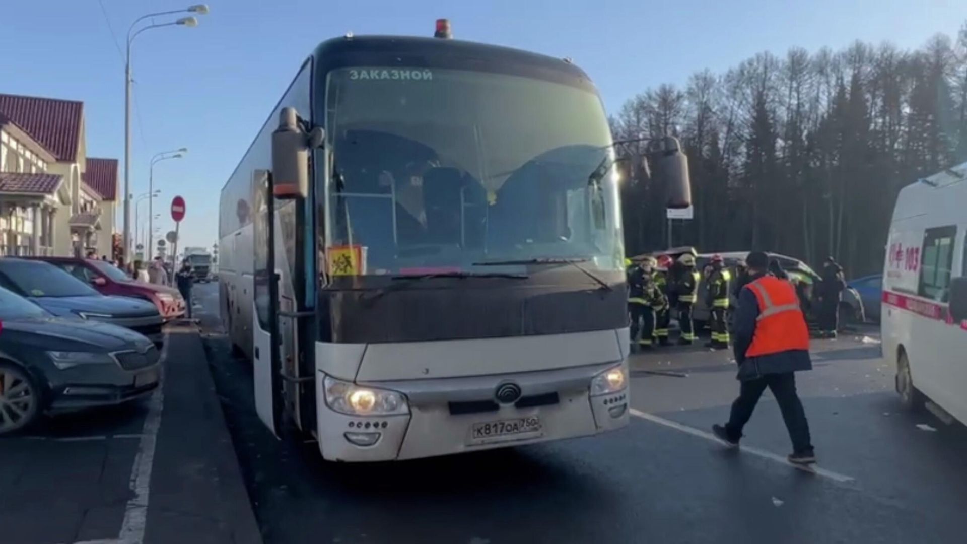 На месте ДТП с участием микроавтобуса и экскурсионного автобуса с детьми на Калужском шоссе в Москве На месте ДТП с участием микроавтобуса и экскурсионного автобуса с детьми на Калужском шоссе в Москве - РИА Новости, 1920, 14.03.2026