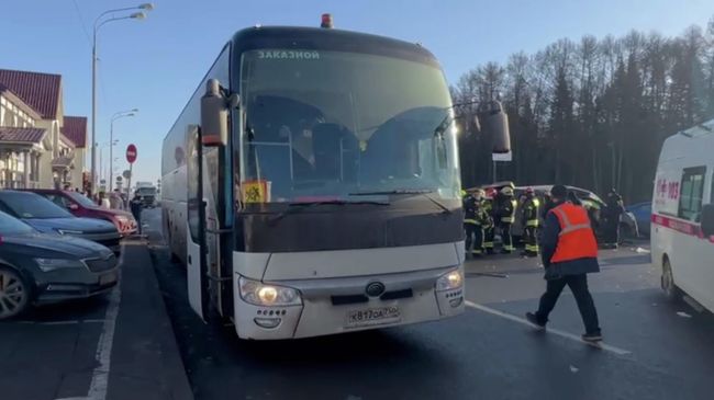На месте ДТП с участием микроавтобуса и экскурсионного автобуса с детьми на Калужском шоссе в Москве