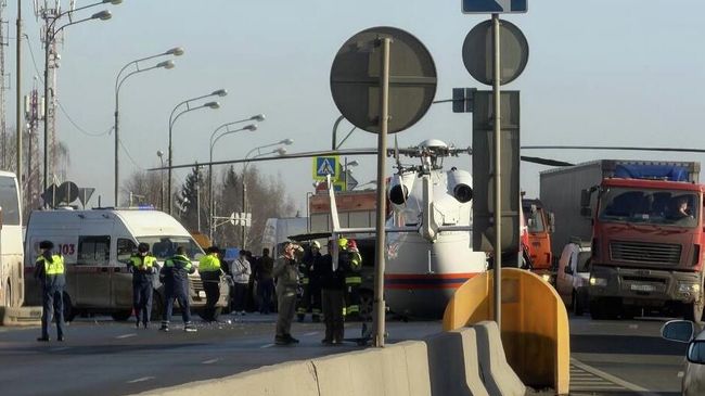 На месте ДТП с участием микроавтобуса и экскурсионного автобуса с детьми на Калужском шоссе в Москве