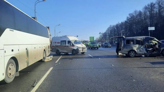 На месте ДТП с участием микроавтобуса и экскурсионного автобуса с детьми на Калужском шоссе в Москве
