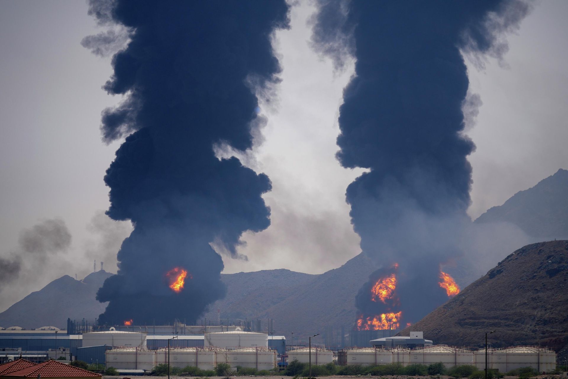 Пожар на нефтяном терминале в Фуджейре, ОАЭ Пожар на нефтяном терминале в Фуджейре, ОАЭ - РИА Новости, 1920, 22.04.2026
