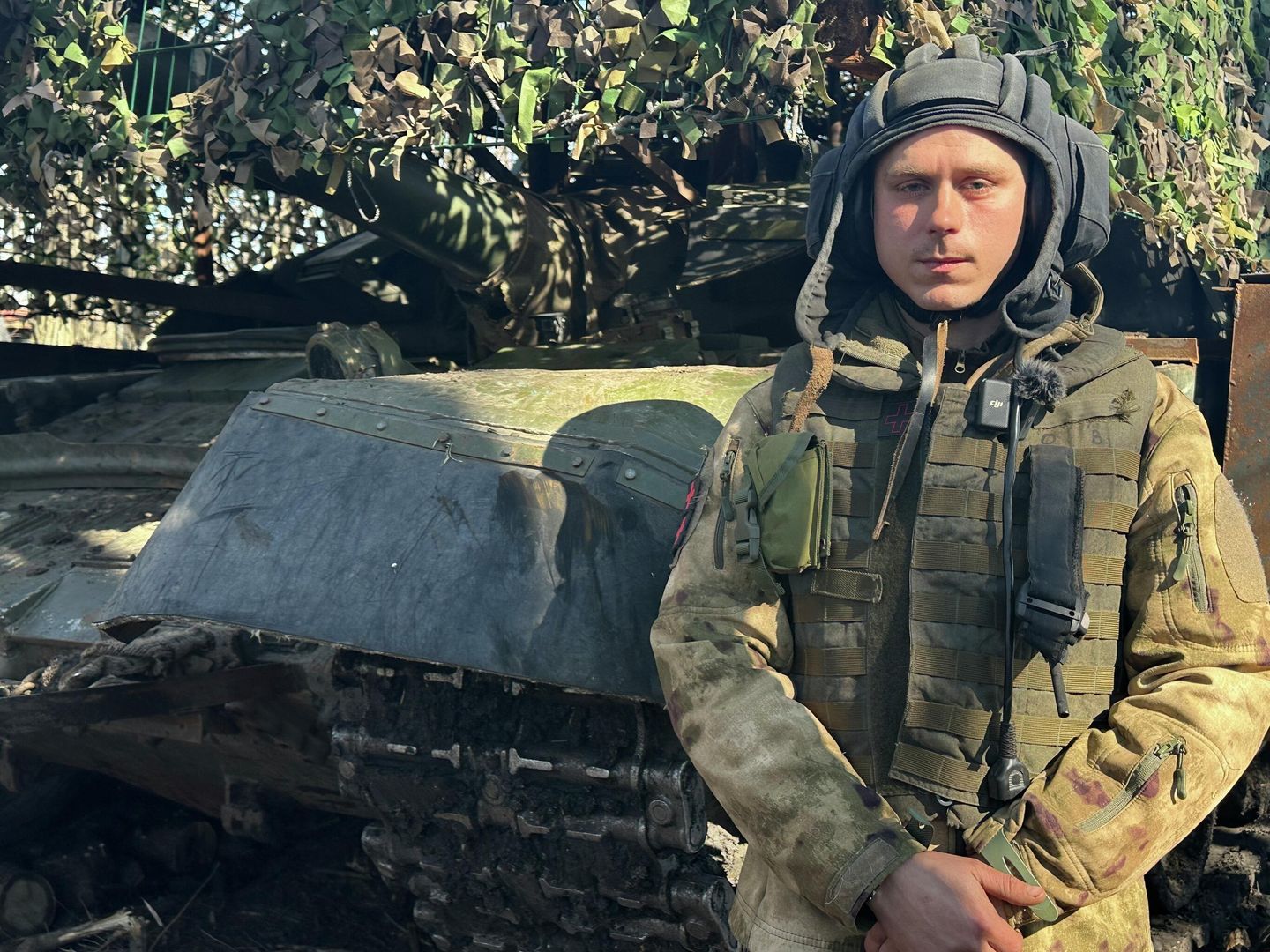 Герой России танкист-морпех Андрей Кузов у своей боевой машины