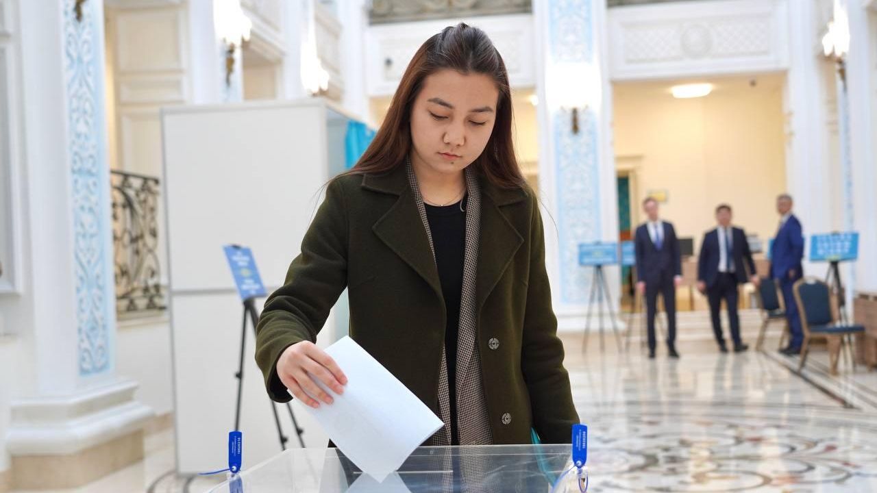 Голосование по новой конституции республики Казахстан на избирательном участке в Москве  - РИА Новости, 1920, 15.03.2026