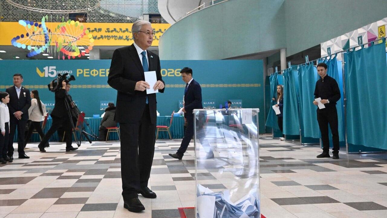 Президент Казахстана Касым-Жомарт Токаев голосует на референдуме по принятию новой конституции республики. 15 марта 2026 Президент Казахстана Касым-Жомарт Токаев голосует на референдуме по принятию новой конституции республики. 15 марта 2026 - РИА Новости, 1920, 15.03.2026
