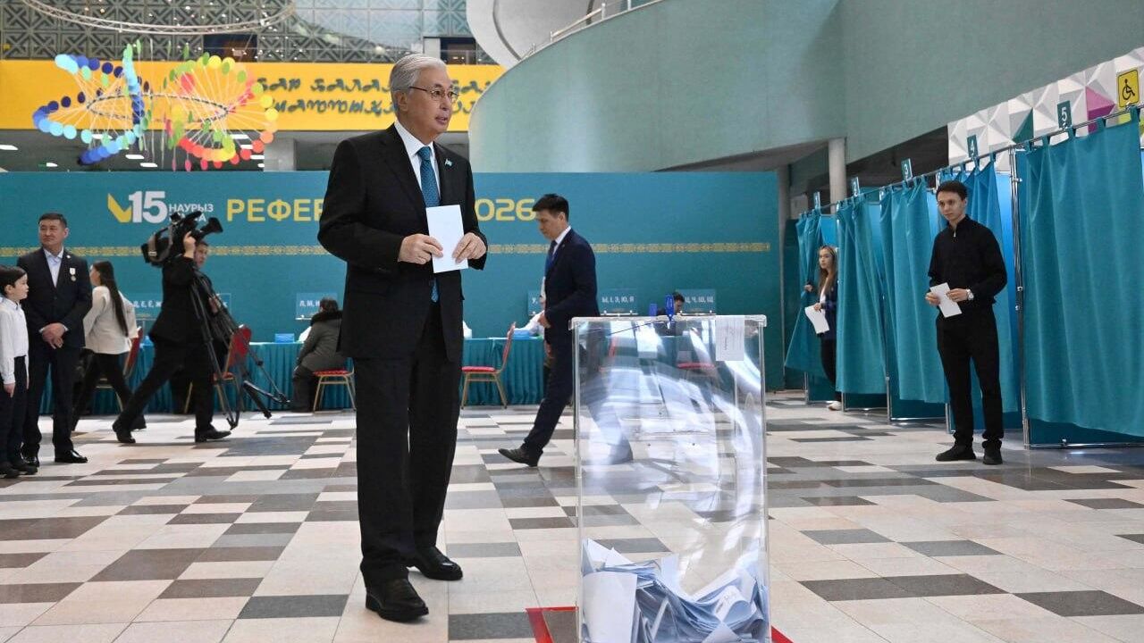 Президент Казахстана Касым-Жомарт Токаев голосует на референдуме по принятию новой конституции республики. 15 марта 2026 Президент Казахстана Касым-Жомарт Токаев голосует на референдуме по принятию новой конституции республики. 15 марта 2026 - РИА Новости, 1920, 15.03.2026