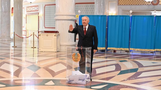 Первый президент Казахстана Нурсултан Назарбаев принимает участие в общенациональном референдуме по принятию новой конституции на избирательном участке
