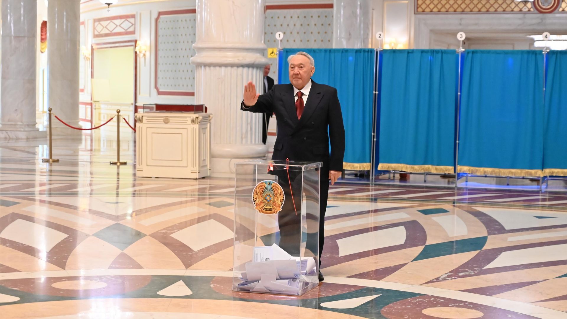 Первый президент Казахстана Нурсултан Назарбаев принимает участие в общенациональном референдуме по принятию новой конституции на избирательном участке - РИА Новости, 1920, 15.03.2026