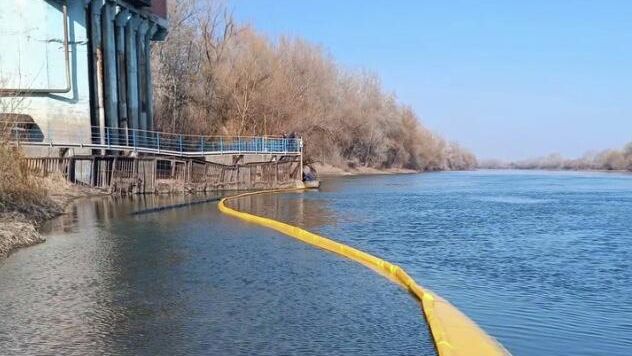 На Днестре у Кишинева установили барьеры от возможного разлива нефтяного пятна На Днестре у Кишинева установили барьеры от возможного разлива нефтяного пятна - РИА Новости, 1920, 20.03.2026
