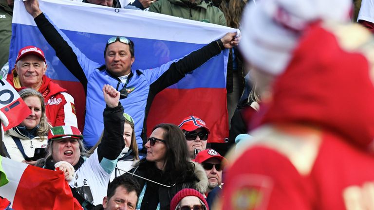 Российские болельщики на церемонии награждения призеров гигантского слалома среди мужчин на соревнованиях по горнолыжному спорту XIV зимних Паралимпийских игр в Кортина-д'Ампеццо Российские болельщики на церемонии награждения призеров гигантского слалома среди мужчин на соревнованиях по горнолыжному спорту XIV зимних Паралимпийских игр в Кортина-д'Ампеццо