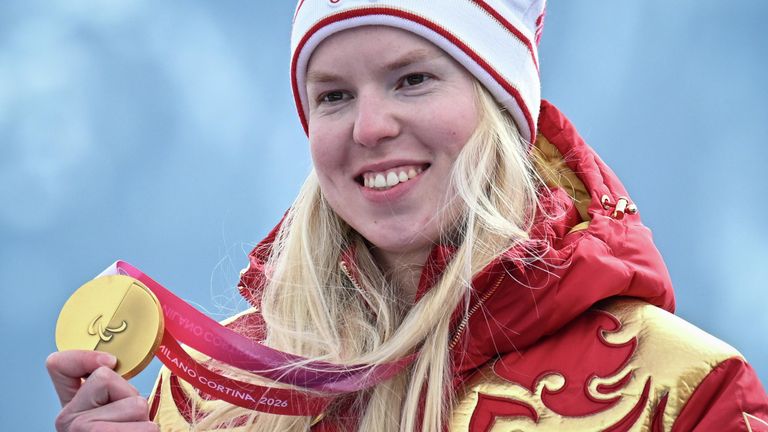 Варвара Ворончихина, завоевавшая золотую медаль в супергиганте среди женщин на соревнованиях по горнолыжному спорту XIV зимних Паралимпийских игр в Кортина-д'Ампеццо, на церемонии награждения Варвара Ворончихина, завоевавшая золотую медаль в супергиганте среди женщин на соревнованиях по горнолыжному спорту XIV зимних Паралимпийских игр в Кортина-д'Ампеццо, на церемонии награждения