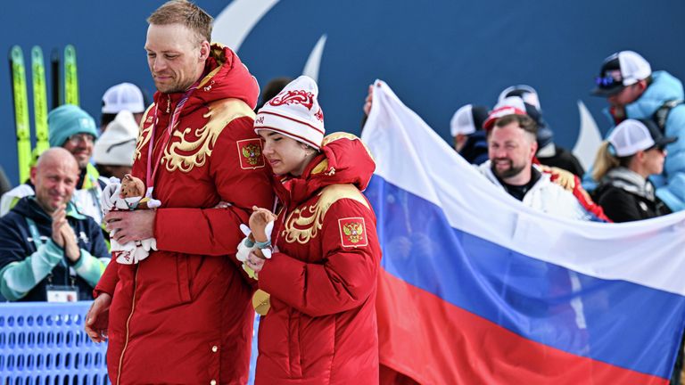 Анастасия Багиян с ведущим спортсменом Сергеем Синякиным, завоевавшие золотые медали в гонке с раздельным стартом на 20 км свободным стилем в классе NS1 на XIV зимних Паралимпийских играх, на церемонии награждения Анастасия Багиян с ведущим спортсменом Сергеем Синякиным, завоевавшие золотые медали в гонке с раздельным стартом на 20 км свободным стилем в классе NS1 на XIV зимних Паралимпийских играх, на церемонии награждения