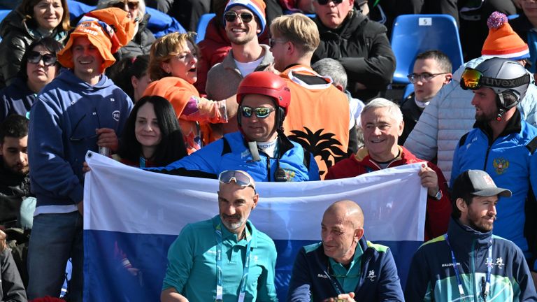 Болельщики на церемонии награждения призеров в скоростном спуске на соревнованиях по горнолыжному спорту среди женщин XIV зимних Паралимпийских игр в Кортина-д'Ампеццо Болельщики на церемонии награждения призеров в скоростном спуске на соревнованиях по горнолыжному спорту среди женщин XIV зимних Паралимпийских игр в Кортина-д'Ампеццо